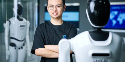 00后CEO杨丰瑜：耶鲁博士回国创业，五个月造出首款「可量产」人形机器人｜AI Pioneer