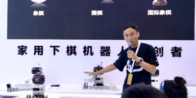 首配机械爪！元萝卜亮相2024世界机器人大会，发布首个走进家庭的国际象棋机器人
